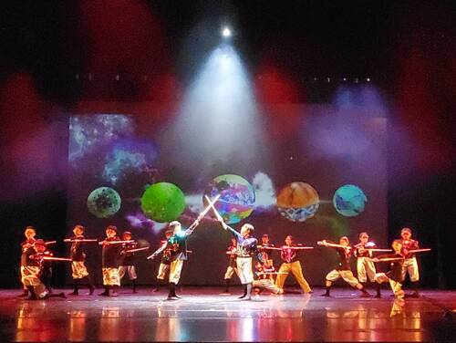 漾新聞|華藝附小生飆英語用戲劇聊科技　AI劇碼《機器人日記》反思人類五感