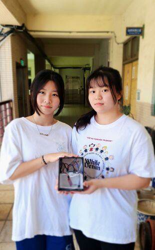 前鎮高中學生蔡可芯（左）、楊忻燕（右）以作品校園智慧水質監測創新系統，榮獲2025 GLOBE國際虛擬科學研討會最大獎。