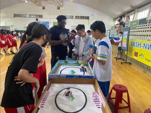 利用手機軟體遙控綠能智慧車