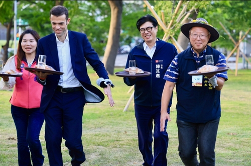 漾新聞|法國生活節開幕！高雄港灣化身藍白紅浪漫國度