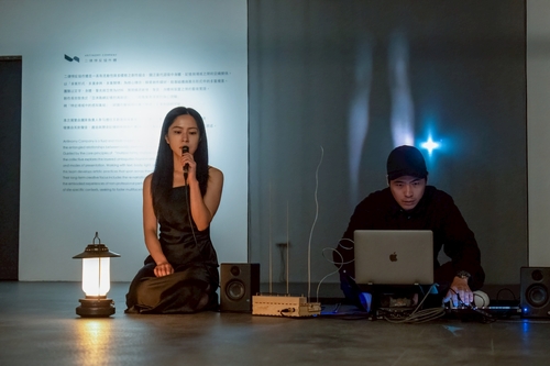 開幕由演員姸青及二律悖反協作體負責人李勻帶來現場演出（林宏龍攝影）