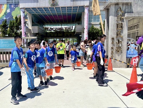 漾新聞｜角落怪塑出沒！八卦國小親子淨街總動員