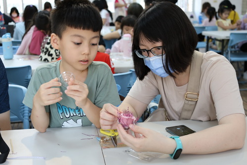 漾新聞|親子手作乾燥花鑰匙圈　社教館美感體驗爆滿暖心