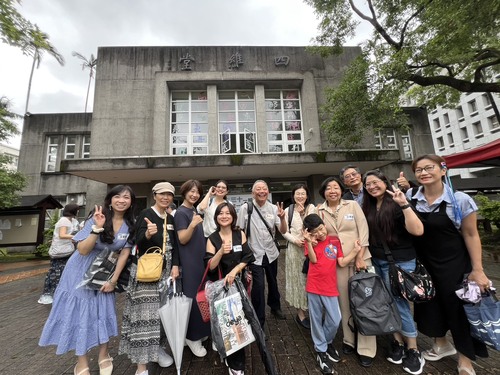 漾新聞|重返政大30年後再聚首　畢業校友四維堂雨中相擁