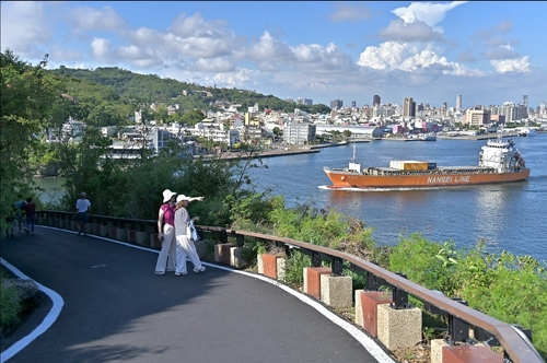 旗津燈塔登山步道煥新登場，賞景喝咖啡更輕鬆。