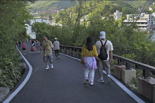 旗津燈塔登山步道煥新登場，賞景喝咖啡更輕鬆。