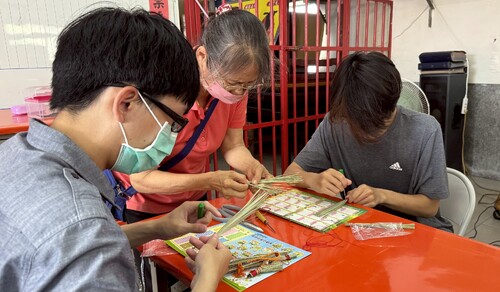 青年學員在社區志工的指導下，親手製作「天地掃」，並以月桃莖纏繩綁紮槺榔枝葉，體驗傳統智慧與手作技巧。