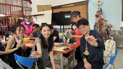 青年局長林楷軒（右）與學員親手製作「天地掃」，不僅學習到傳統工藝的技巧，更與林內社區的歷史人文深刻連結，展現跨世代的文化傳承。