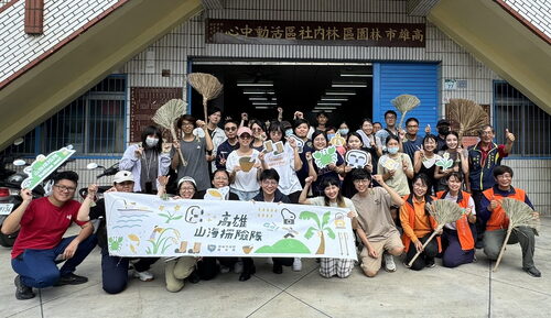 高市青年局於昨（24）日舉辦「山海探險隊」活動，帶領學員前往林園林內社區，局長林楷軒(第一排左五)與學員一同體驗天地掃製作工藝，感受地方人文獨特魅力。