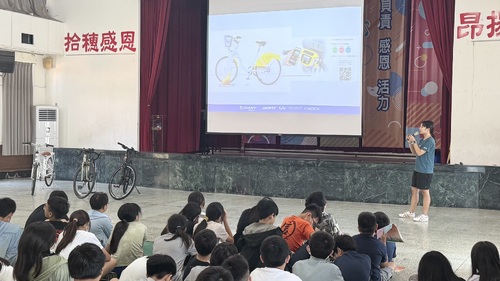 捷安特進校園教騎車，油廠國小師生樂翻學習。