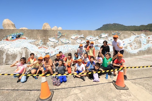 漾新聞｜浮球變藝術！鼓山國小打造海廢牆新地標