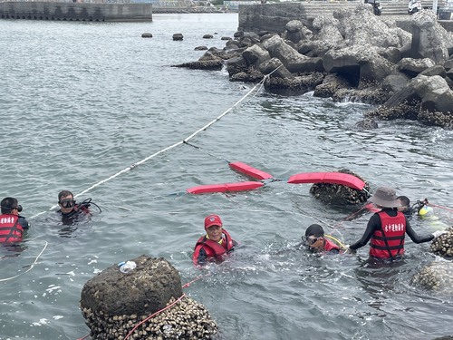 圖／高科大攜手南安國小，讓小朋友潛進珊瑚秘境，成為具備海洋保育DNA的小小公民。(高科大提供)