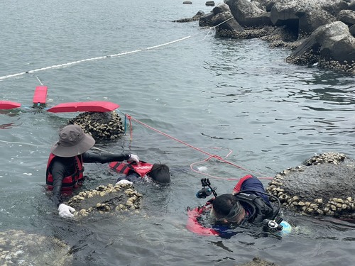 圖／高科大攜手南安國小，讓小朋友潛進珊瑚秘境，成為具備海洋保育DNA的小小公民。(高科大提供)