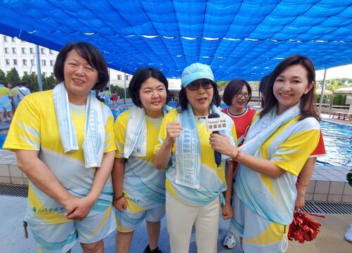 議長康裕成說，今年如果拿到冠軍，明年賽會找幾個女議員穿游裝游泳。(記者陳雯萍攝)