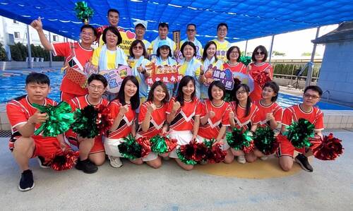 議長康裕成率領的議會隊設計亮眼的隊服，加強練習，準備迎戰市府隊拿冠軍。(記者陳雯萍攝)