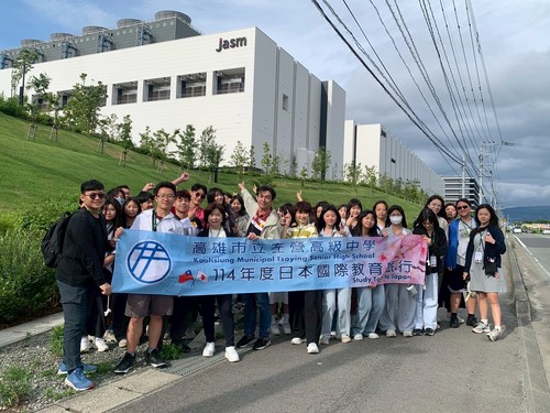 兩校學生在熊本臺積電廠區合影。