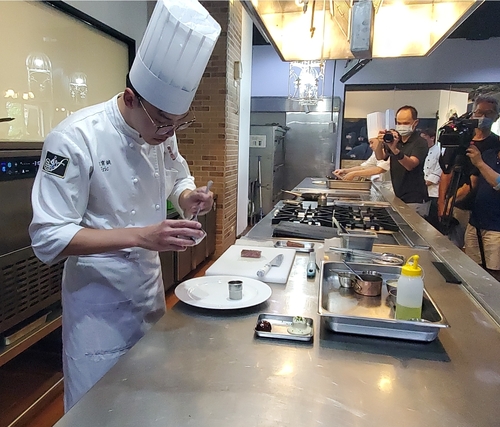 餐管系宋育誠單人奪下一金兩銅佳績