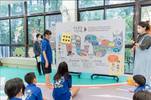 高雄市立圖書館與內政部國土管理署、高雄市政府交通局合作推動「閱讀交通慢看停」計畫，攜手無尾香蕉動物學校於今(4日）上午特別邀請信義國小學童做為首發，在高市圖新閱分館舉辦「人本交通之小小飼主遊戲工作坊」