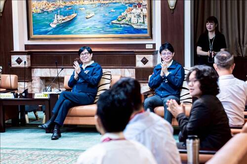 .陳市長接見台新青少年志工菁英獎獲獎同學與學校。 .陳市長接見台新青少年志工菁英獎獲獎同學與學校。