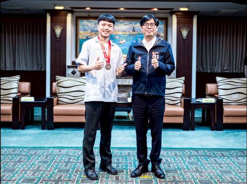 就讀高苑工商的卓冠和同學(左)投身志工服務表現優異,榮獲「傑出志工獎」。 就讀高苑工商的卓冠和同學(左)投身志工服務表現優異,榮獲「傑出志工獎」。