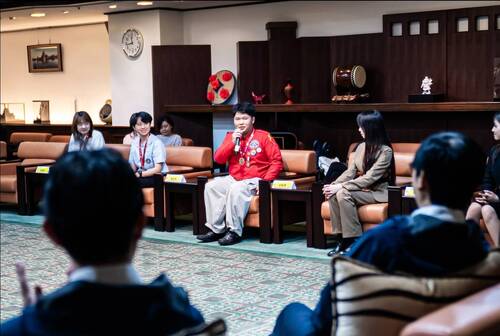 立志中學邱宥學(紅衣者)自小即加入童軍團,參加過程中學習到豐富的服務經驗。 立志中學邱宥學(紅衣者)自小即加入童軍團,參加過程中學習到豐富的服務經驗。