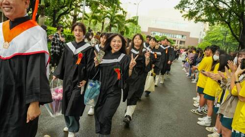 在校生們夾道熱情歡送畢業生