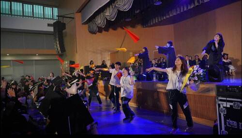 紙飛機翱翔送上在校師生滿滿祝福