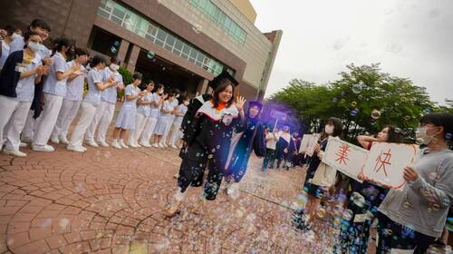 林品瑄校長帶領畢業班師生接受在校生們熱情歡送