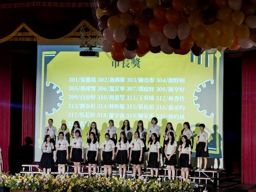 6月3日雄女畢業典禮，周恩瑩上台授獎。