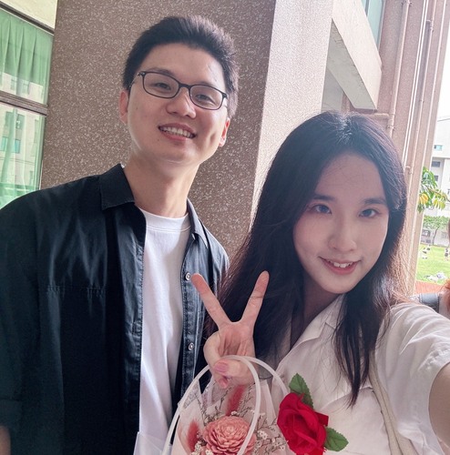 6月3日雄女畢業典禮，周恩瑩與師長合影，感謝指導。