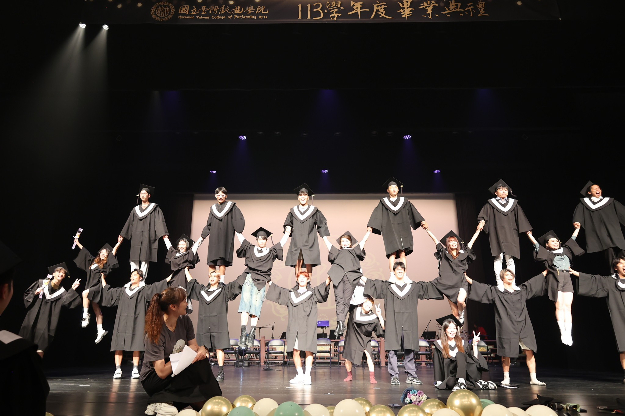 圖／民俗技藝學系的大武術展現全台最酷的疊羅漢畢業合照。（台灣劇曲學校提供）