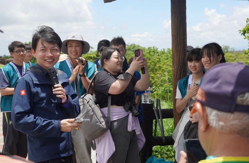 青年局長林楷軒（左）勉勵參與志工，肯定青年投入公共參與的行動力。