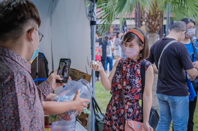 著復古裝扮可參加「復古穿搭 零食一把抓」活動