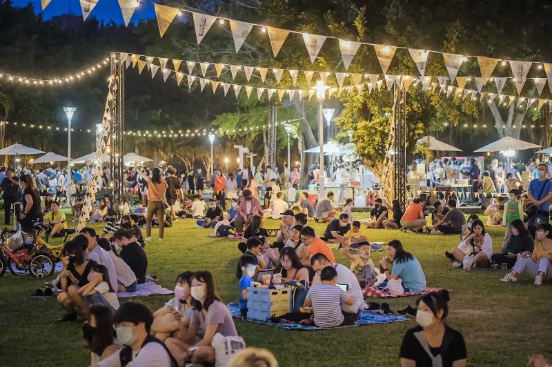 歡迎民眾攜帶野餐墊，現場聆聽懷舊金曲享受夏日微風。
