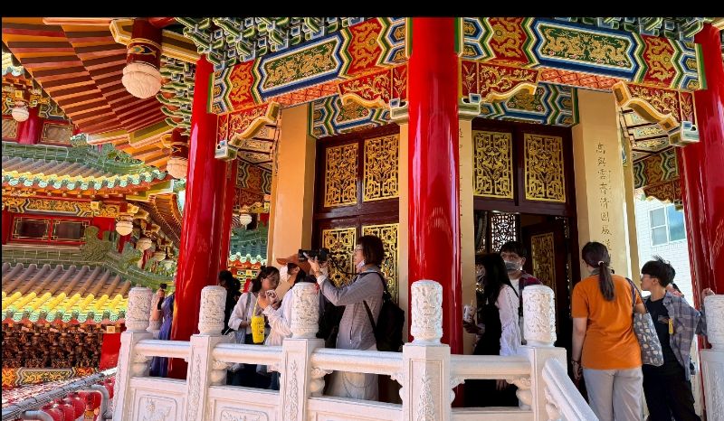 高市青年局「山海探險隊」帶領青年走訪三塊厝，體驗老街廟埕的歷史底蘊與地方文化魅力。