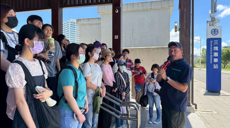 高雄文化傳承大使劉永俊向青年解說三塊厝街區的歷史，讓學員瞭解地方文化與城市發展的脈絡。