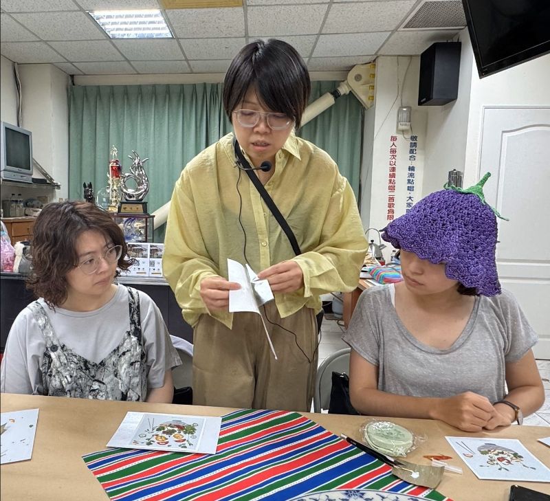 青年學員在「溫度首作」創辦人李佳蓉(中間)的指導下，以植物拓印技法親手製作押花，創作出極具特色的作品。