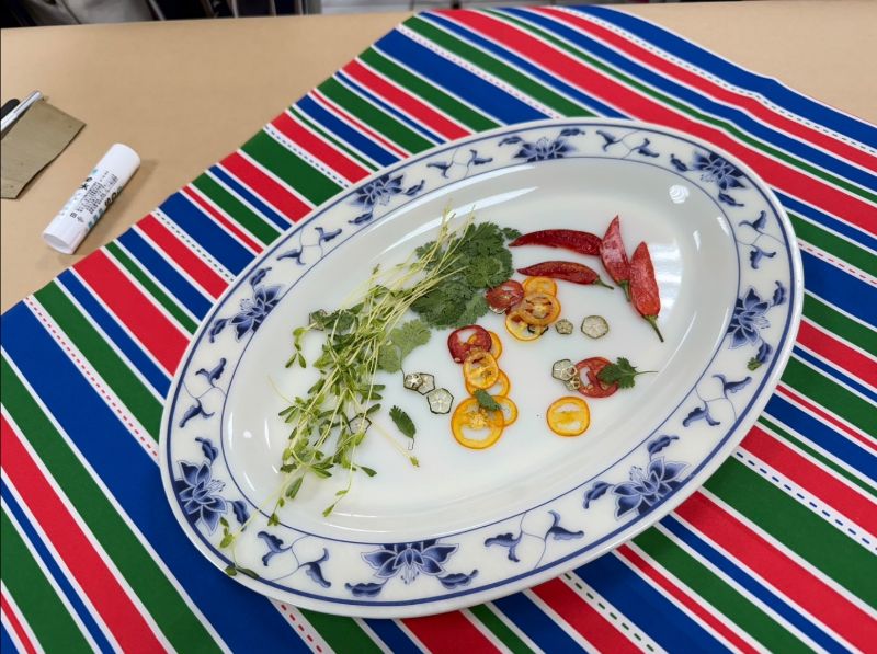 「溫度首作」利用植物的獨特紋路，作為設計《呷飽未》台灣豐味押花明信片的創作素材。