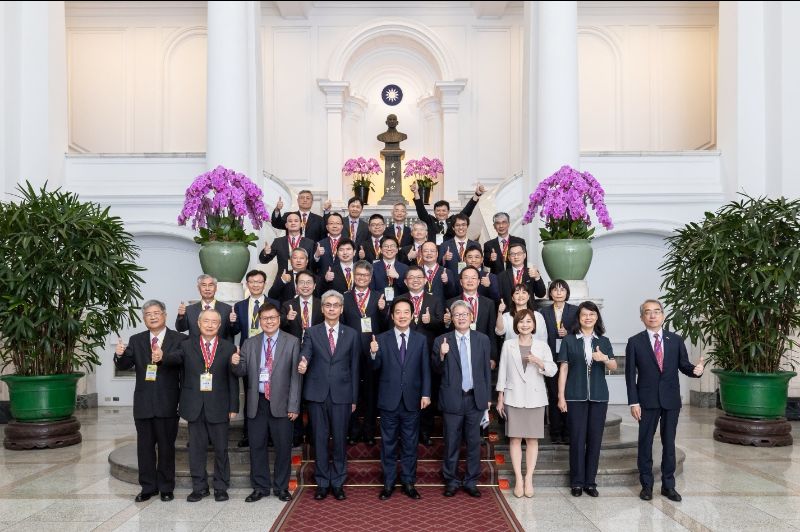 國立中山大學環境工程研究所特聘教授、新興汙染物研究中心主任林淵淙（第四排左一）得到中國工程師學會114年度「傑出工程教授獎」，並獲總統表揚。（照片來源：總統府）