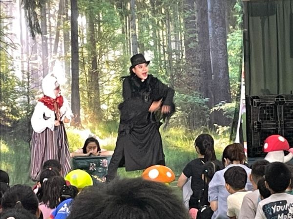 漾新聞｜潘朵拉的希望降臨彌陀國小　劇團戲中傳愛啟童心