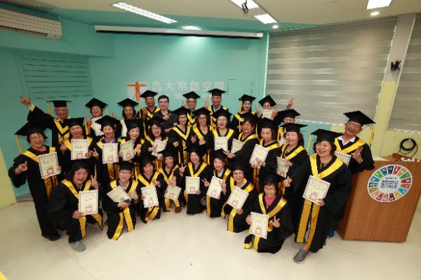 漾新聞|高大樂齡大學結業　熟齡學員穿袍領證超感動
