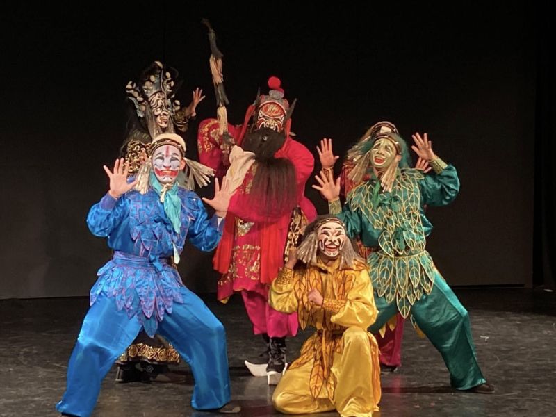 戲曲學院師生前往德國文化交流於機場合影