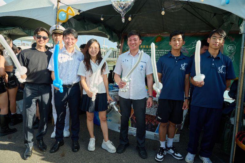 青年局長林楷軒（左三）、教育局長（右三）吳立森及市議員白喬茵（左四）至海軍官校氣球造型社與學生互動，並體驗編折造型氣球的樂趣。