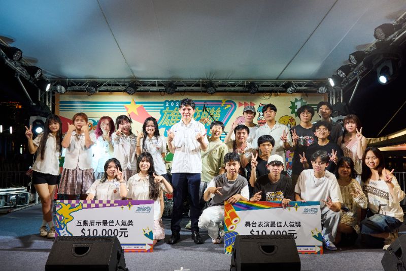 中山大學吉他社（右）與高雄高商韓舞社（左），勇奪贏者全拿社團PK戰最佳人氣獎。