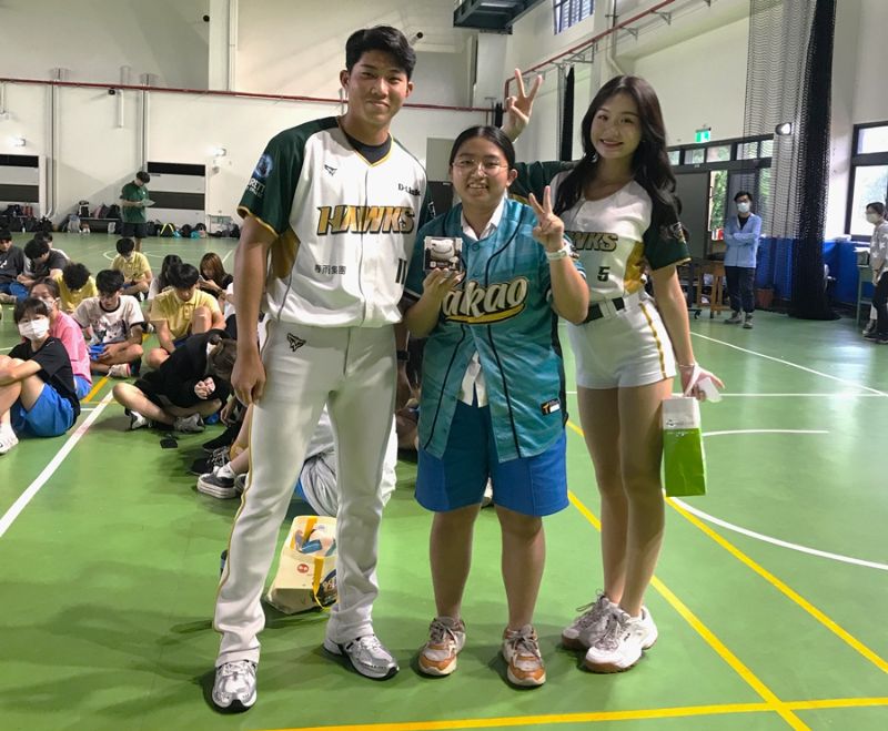 台鋼雄鷹球員陳正毅、啦啦隊員恬魚，與幸運中獎中山高中宋同學合影