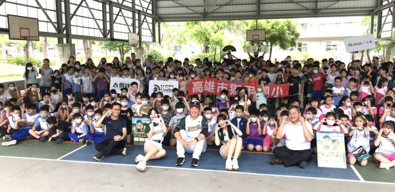 獅甲國小熱情小粉絲穿著應援球衣搶答成功獲贈小禮物