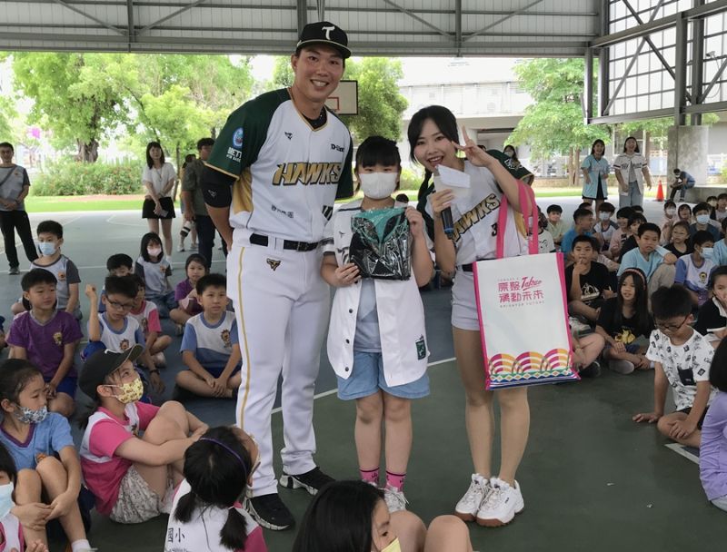 獅甲國小全校師生總動員與台鋼雄鷹校園任務小隊開心合影
