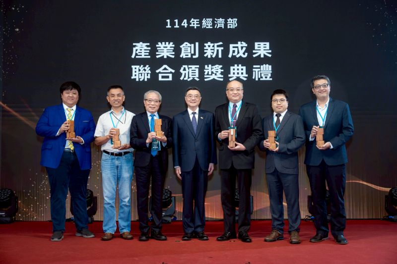 經濟部「國家發明獎」金牌得獎人合影，國立中山大學光電工程學系特聘教授洪勇智（右二）為學術界唯一獲獎者，獲行政院院長卓榮泰（右四）頒獎表揚。（照片來源：經濟部產業技術司）