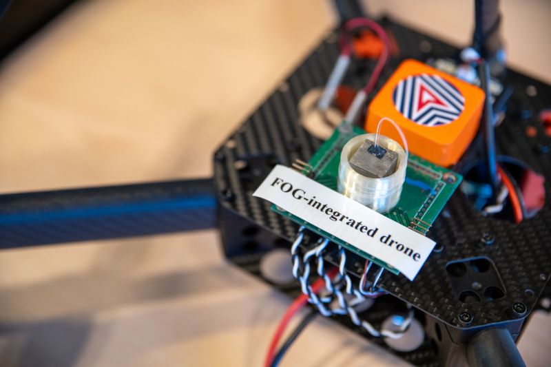 國立中山大學光電工程學系特聘教授洪勇智率研究團隊，將傳統體積龐大的光纖陀螺儀系統簡化為「光源、矽光子陀螺晶片及光纖環」三件組，變身成微型光纖陀螺儀。