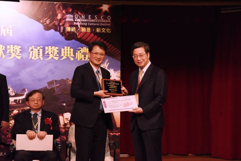 全國唯一兩度獲此殊榮！高醫營養醫療照護團隊榮獲第八屆保生醫療奉獻團體獎。高醫王照元院長(左)代表受獎。